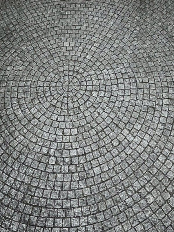 หินลูกเต๋าปูพื้น COBBLESTONE แบบลายพัด MODERN DECOR รุ่นซิมพลี ผิวธรรมชาติ ข้างตัดเรียบ โม่ลบมุม 50X50X3 ซม. หินธรรมชาติแกรนิตสีดำ_5